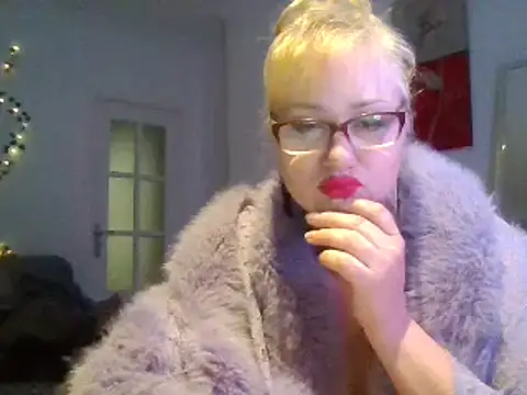 Snapshot of Luzia-Sal chatting on 03/05/25, 09:59 Luzia-Sal online show from 03/05/25, 09:59
