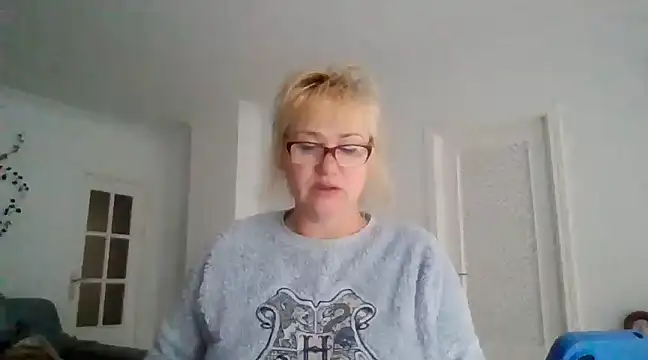 Snapshot of Luzia-Sal chatting on 03/07/25, 08:13 Luzia-Sal online show from 03/07/25, 08:13
