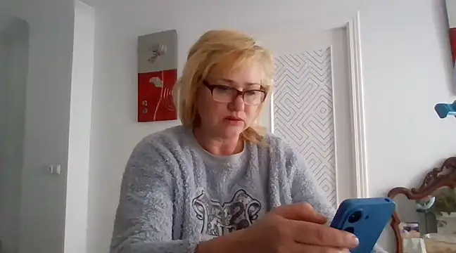 Snapshot of Luzia-Sal chatting on 03/09/25, 10:08 Luzia-Sal online show from 03/09/25, 10:08