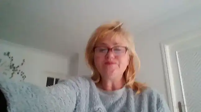 Snapshot of Luzia-Sal chatting on 03/10/25, 08:04 Luzia-Sal online show from 03/10/25, 08:04