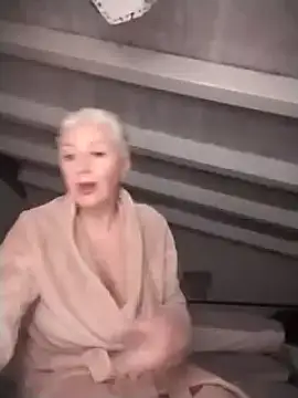 Snapshot of divinaerotica chatting on 03/17/25, 06:00 divinaerotica online show from 03/17/25, 06:00