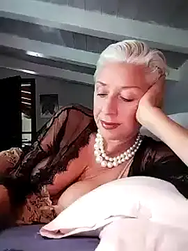 Snapshot of divinaerotica chatting on 09/09/25, 01:32 divinaerotica online show from 09/09/25, 01:32