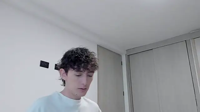 Snapshot of miketwink chatting on 09/25/25, 10:35 miketwink online show from 09/25/25, 10:35