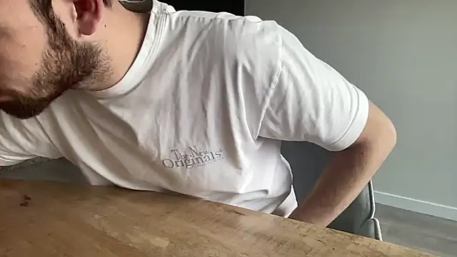 Snapshot of bullyboyy chatting on 10/19/25, 11:33 bullyboyy online show from 10/19/25, 11:33