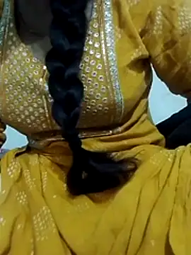 Snapshot of saaniya chatting on 11/11/25, 08:36 saaniya online show from 11/11/25, 08:36