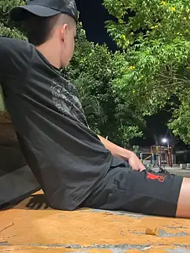 Snapshot of arevalo1124 chatting on 11/18/25, 05:23 arevalo1124 online show from 11/18/25, 05:23