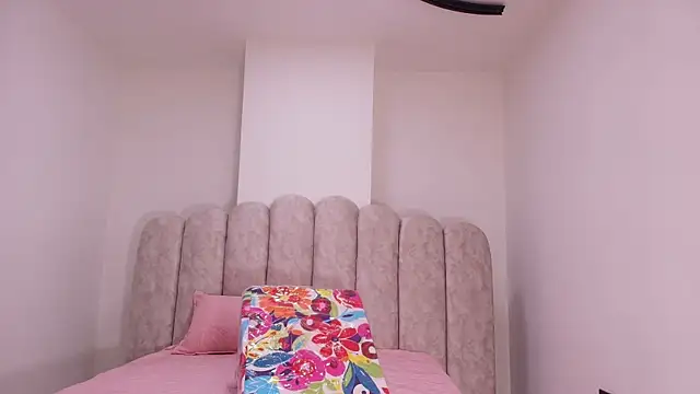 Snapshot of sharlott_miller chatting on 12/03/25, 11:52 sharlott miller online show from 12/03/25, 11:52