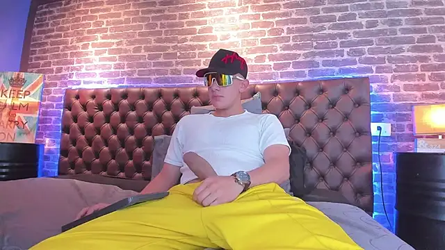 Snapshot of Thomas_May4rs chatting on 02/21/25, 07:23 Thomas May4rs online show from 02/21/25, 07:23