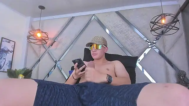 Snapshot of Thomas_May4rs chatting on 02/24/25, 10:37 Thomas May4rs online show from 02/24/25, 10:37