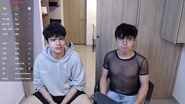 Snapshot of stiven_and_ale chatting on 03/21/25, 06:38 stiven and ale online show from 03/21/25, 06:38
