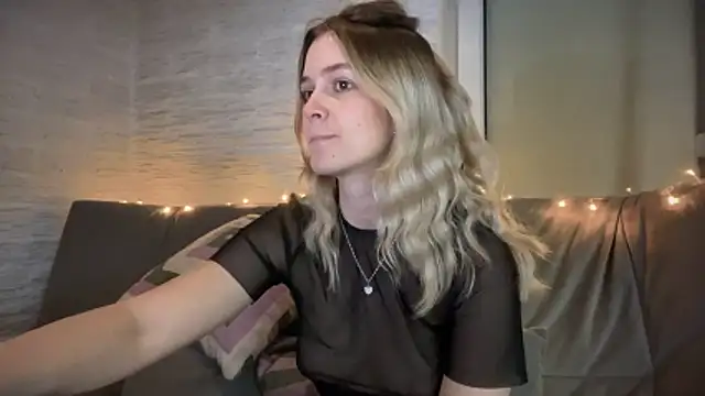 Snapshot of amandatalk chatting on 11/19/25, 06:13 amandatalk online show from 11/19/25, 06:13