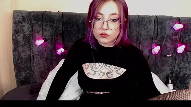 Snapshot of purplewitch chatting on 03/11/25, 01:23 purplewitch online show from 03/11/25, 01:23