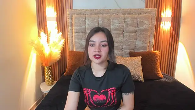 Snapshot of Lucy_Harris chatting on 02/18/25, 07:19 Lucy Harris online show from 02/18/25, 07:19