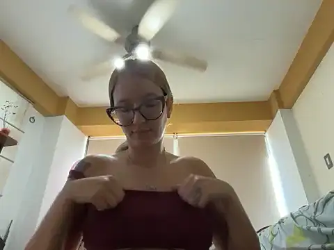 Snapshot of Mermaid-hana chatting on 10/16/25, 11:44 Mermaid-hana online show from 10/16/25, 11:44