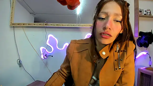 Snapshot of IZZY_BEAUTIFUL chatting on 02/21/25, 10:04 IZZY BEAUTIFUL online show from 02/21/25, 10:04