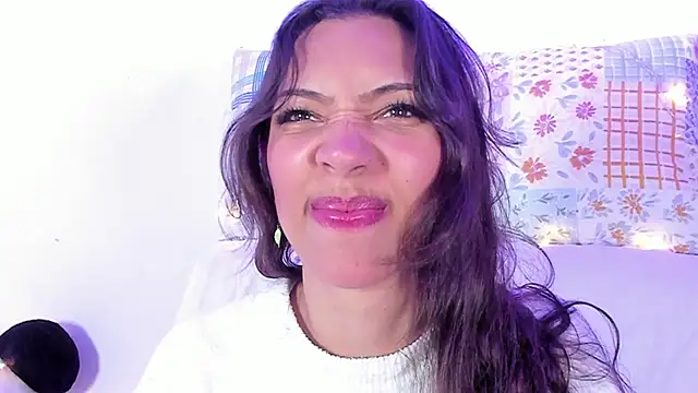 Snapshot of Miss_veronicaa2 chatting on 02/28/25, 02:20 Miss veronicaa2 online show from 02/28/25, 02:20