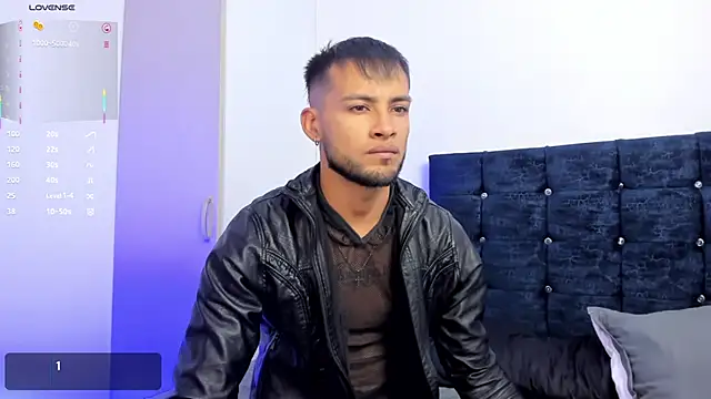 Snapshot of Max_Conor1 chatting on 10/27/25, 01:04 Max Conor1 online show from 10/27/25, 01:04