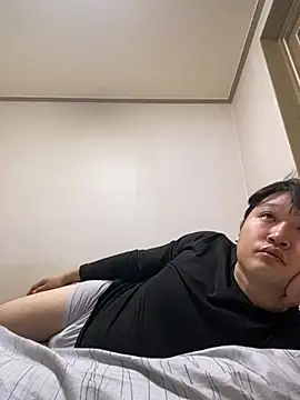 Snapshot of offwhite777 chatting on 02/08/25, 01:33 offwhite777 online show from 02/08/25, 01:33