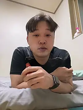 Snapshot of offwhite777 chatting on 02/26/25, 09:05 offwhite777 online show from 02/26/25, 09:05