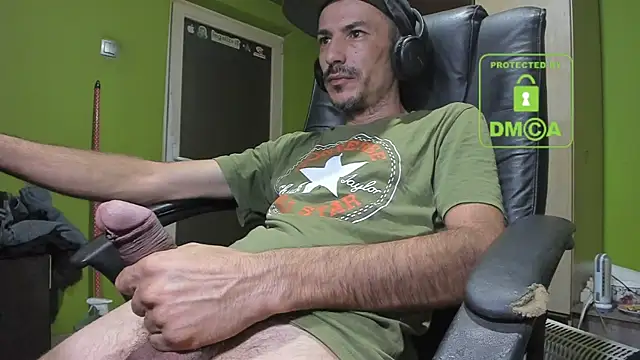 Snapshot of BigCumShoot chatting on 10/11/25, 04:12 BigCumShoot online show from 10/11/25, 04:12