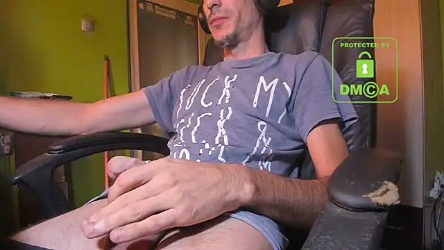 Snapshot of BigCumShoot chatting on 11/02/25, 07:33 BigCumShoot online show from 11/02/25, 07:33