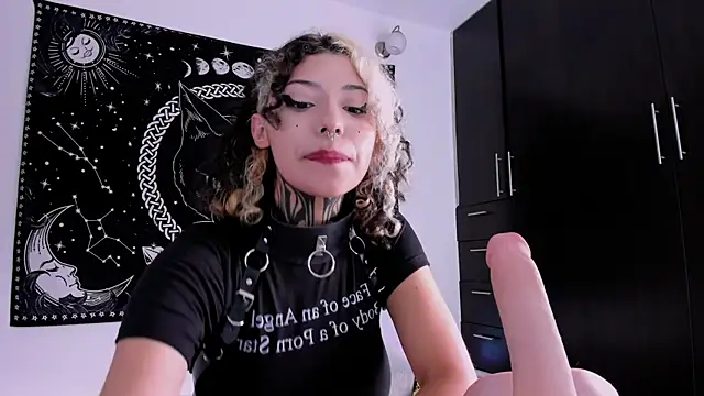 Snapshot of hazellwitch chatting on 03/05/25, 04:46 hazellwitch online show from 03/05/25, 04:46