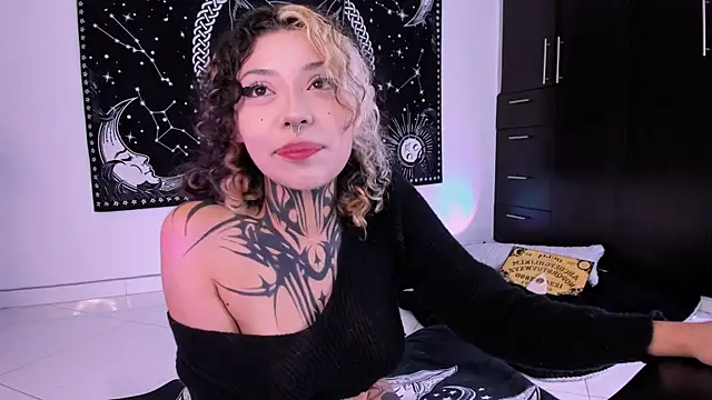 Snapshot of hazellwitch chatting on 03/11/25, 01:45 hazellwitch online show from 03/11/25, 01:45