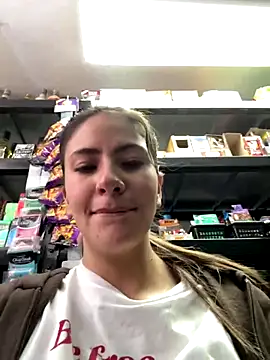 Snapshot of Andrea18_blonde chatting on 10/24/25, 02:02 Andrea18 blonde online show from 10/24/25, 02:02