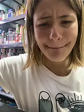 Snapshot of Andrea18_blonde chatting on 11/13/25, 03:55 Andrea18 blonde online show from 11/13/25, 03:55