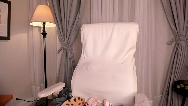 Snapshot of Gigi_Strawberry chatting on 11/06/25, 05:52 Gigi Strawberry online show from 11/06/25, 05:52