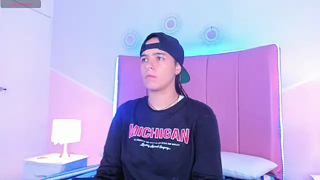 Liiam smith  online show from 09/24/25, 01:03