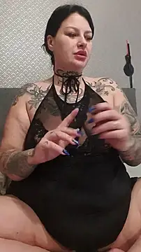 Snapshot of CannabisQueenn chatting on 10/21/25, 07:20 CannabisQueenn online show from 10/21/25, 07:20