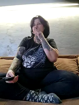 Snapshot of CannabisQueenn chatting on 11/17/25, 07:25 CannabisQueenn online show from 11/17/25, 07:25