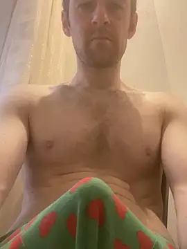 LynnAhNight online show from 10/19/25, 04:13