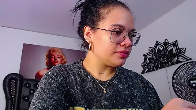 Snapshot of Taliana36 chatting on 03/19/25, 01:18 Taliana36 online show from 03/19/25, 01:18