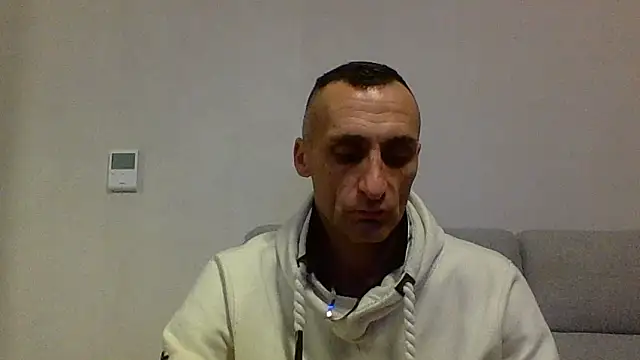 ANGELSANTAMARIA- online show from 11/18/25, 08:46