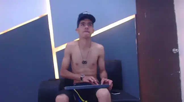 Snapshot of HotDirty_Couple chatting on 02/16/25, 04:31 HotDirty Couple online show from 02/16/25, 04:31