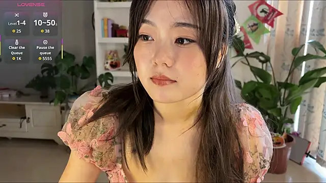 Snapshot of nanaliu6 chatting on 10/31/25, 01:06 nanaliu6 online show from 10/31/25, 01:06