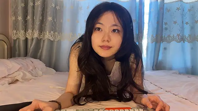 Snapshot of nanaliu6 chatting on 11/12/25, 01:39 nanaliu6 online show from 11/12/25, 01:39