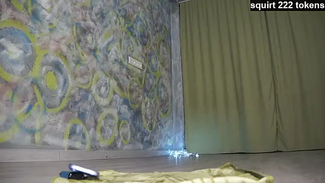 Snapshot of queeneliaa chatting on 03/01/25, 05:05 queeneliaa online show from 03/01/25, 05:05