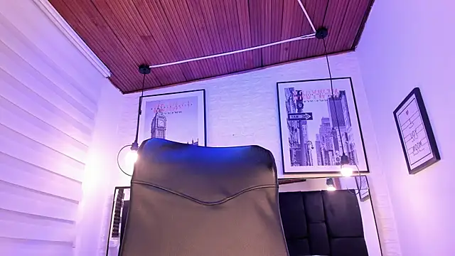 tylla  online show from 10/17/25, 04:04