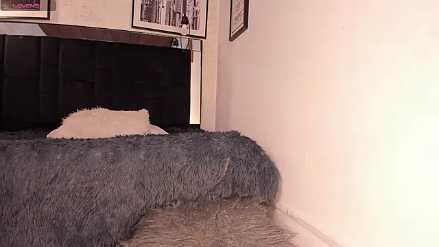 tylla  online show from 11/08/25, 07:45