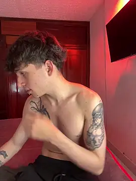 Snapshot of Valenr_and_Thomas chatting on 02/21/25, 02:48 Valenr and Thomas online show from 02/21/25, 02:48