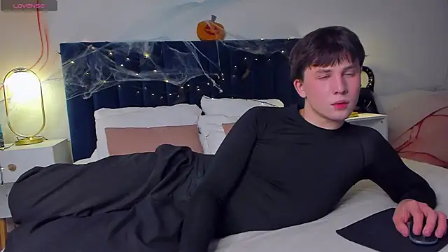 AdrianoAubert online show from 10/30/25, 05:09