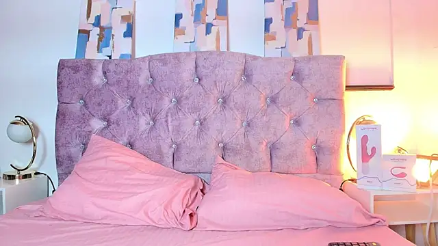 Skye Moore online show from 09/16/25, 07:37