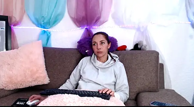 Snapshot of alisonandree chatting on 02/17/25, 05:21 alisonandree online show from 02/17/25, 05:21