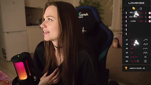 Snapshot of alexa_feels_ chatting on 10/12/25, 04:17 alexa feels online show from 10/12/25, 04:17