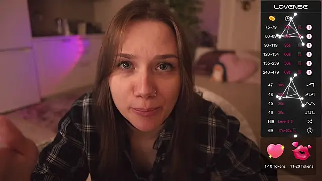 Snapshot of alexa_feels_ chatting on 10/24/25, 04:58 alexa feels online show from 10/24/25, 04:58