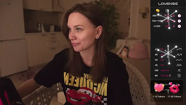 Snapshot of alexa_feels_ chatting on 10/26/25, 06:25 alexa feels online show from 10/26/25, 06:25