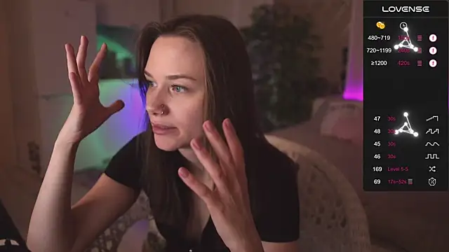 Snapshot of alexa_feels_ chatting on 11/13/25, 04:06 alexa feels online show from 11/13/25, 04:06